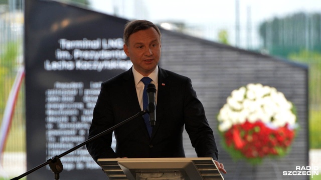 Prezydent Andrzej Duda podczas uroczystości nadania imienia Lecha Kaczyńskiego terminalowi LNG w Świnoujściu. Fot. Łukasz Szełemej [Radio Szczecin] Lech Kaczyński patronem terminalu LNG [WIDEO, ZDJĘCIA]