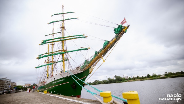 "Aleksander von Humboldt II" cumuje u stóp Wałów Chrobrego. Fot. Konrad Nowak [Radio Szczecin] Szczecinianie zwiedzają zielony żaglowiec [WIDEO, ZDJĘCIA]