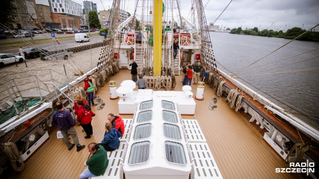 "Aleksander von Humboldt II" cumuje u stóp Wałów Chrobrego. Fot. Konrad Nowak [Radio Szczecin] Szczecinianie zwiedzają zielony żaglowiec [WIDEO, ZDJĘCIA]