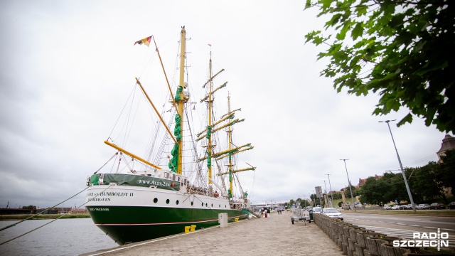 "Aleksander von Humboldt II" cumuje u stóp Wałów Chrobrego. Fot. Konrad Nowak [Radio Szczecin] Szczecinianie zwiedzają zielony żaglowiec [WIDEO, ZDJĘCIA]
