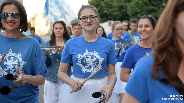 Kolorowy korowód przeszedł we wtorek ulicami Szczecina z okazji Międzynarodowego Święta Muzyki. Fot. Łukasz Szełemej [Radio Szczecin] Szczecin w rytmach samby. Przed filharmonią wielki instrument [ZDJĘCIA]