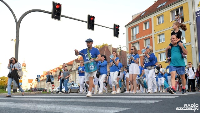 Kolorowy korowód przeszedł we wtorek ulicami Szczecina z okazji Międzynarodowego Święta Muzyki. Fot. Łukasz Szełemej [Radio Szczecin] Szczecin w rytmach samby. Przed filharmonią wielki instrument [ZDJĘCIA]