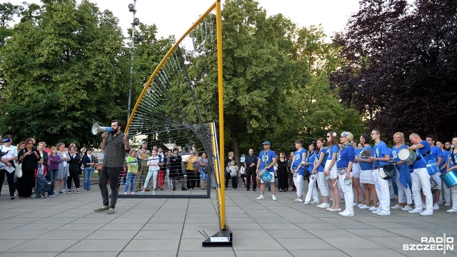 Kolorowy korowód przeszedł we wtorek ulicami Szczecina z okazji Międzynarodowego Święta Muzyki. Fot. Łukasz Szełemej [Radio Szczecin] Szczecin w rytmach samby. Przed filharmonią wielki instrument [ZDJĘCIA]