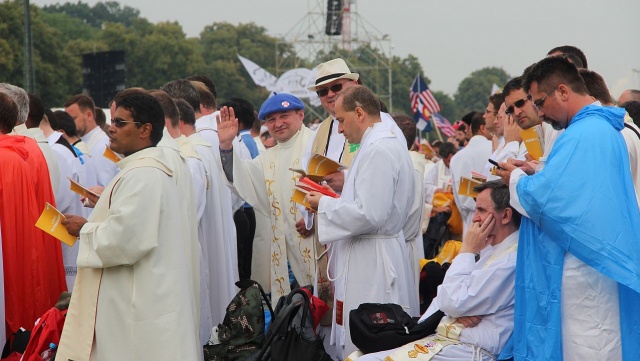 Salezjanin ks. Mariusz Wencławek z parafii św. Jana Bosko (niebieska czapeczka) podczas mszy św. inaugurującej ŚDM. Fot. Piotr Kołodziejski [Radio Szczecin] Szczecinianie na Światowych Dniach Młodzieży [ZDJĘCIA]