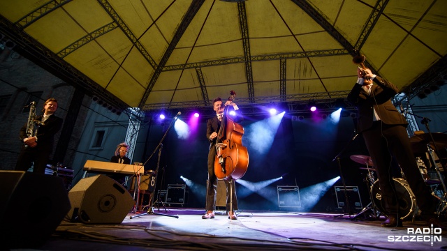 Wojtek Mazolewski Quintet wystąpił na dziedzińcu Zamku Książąt Pomorskich. Fot. Konrad Nowak [Radio Szczecin] Wojtek Mazolewski na Zamku. "Muzyków poniosło" [ZDJĘCIA]