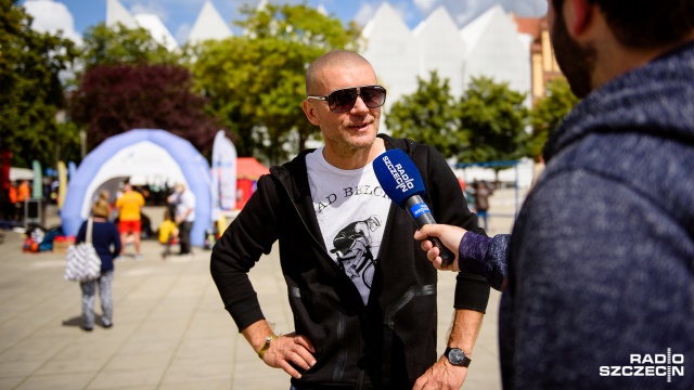 Impreza pod hasłem "Masowanie grzbietu Przełomów". Fot. Konrad Nowak [Radio Szczecin] Mieszkańcy "masują" grzbiet Przełomów [WIDEO, ZDJĘCIA]