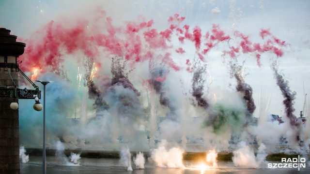 Pokaz kolorowych dymów na Pyromagic 2016. Fot. Konrad Nowak [Radio Szczecin] Niezły dym na Wałach Chrobrego. Rozpoczyna się Pyromagic 2016 [WIDEO, ZDJĘCIA]