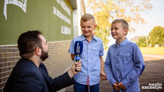 Piotrek i Sebastian podczas rozpoczęcia roku szkolnego w SP 59. Fot. Konrad Nowak [Radio Szczecin] Rozpoczęcie roku szkolnego w SP 59 [WIDEO, ZDJĘCIA]