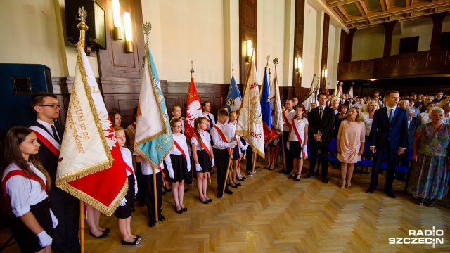 Uroczysta wojewódzka i miejska inauguracja roku szkolnego odbyła się w II LO im. Mieszka I. Fot. Konrad Nowak [Radio Szczecin] Zmiany w edukacji. "Zrobimy to wspólnie i bez chaosu" [WIDEO, ZDJĘCIA]