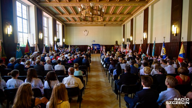 Uroczysta wojewódzka i miejska inauguracja roku szkolnego odbyła się w II LO im. Mieszka I. Fot. Konrad Nowak [Radio Szczecin] Zmiany w edukacji. "Zrobimy to wspólnie i bez chaosu" [WIDEO, ZDJĘCIA]