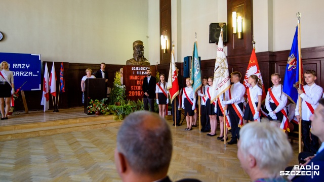 Uroczysta wojewódzka i miejska inauguracja roku szkolnego odbyła się w II LO im. Mieszka I. Fot. Konrad Nowak [Radio Szczecin] Zmiany w edukacji. "Zrobimy to wspólnie i bez chaosu" [WIDEO, ZDJĘCIA]
