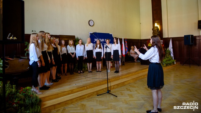 Uroczysta wojewódzka i miejska inauguracja roku szkolnego odbyła się w II LO im. Mieszka I. Fot. Konrad Nowak [Radio Szczecin] Zmiany w edukacji. "Zrobimy to wspólnie i bez chaosu" [WIDEO, ZDJĘCIA]
