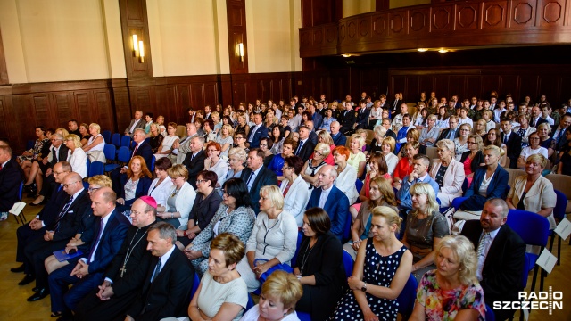 Uroczysta wojewódzka i miejska inauguracja roku szkolnego odbyła się w II LO im. Mieszka I. Fot. Konrad Nowak [Radio Szczecin] Zmiany w edukacji. "Zrobimy to wspólnie i bez chaosu" [WIDEO, ZDJĘCIA]