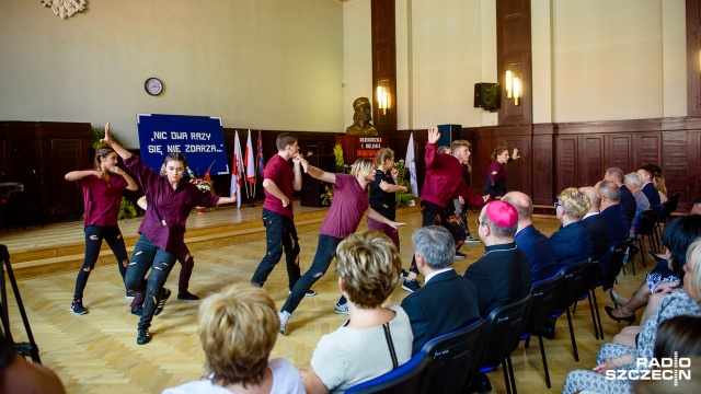 Uroczysta wojewódzka i miejska inauguracja roku szkolnego odbyła się w II LO im. Mieszka I. Fot. Konrad Nowak [Radio Szczecin] Zmiany w edukacji. "Zrobimy to wspólnie i bez chaosu" [WIDEO, ZDJĘCIA]