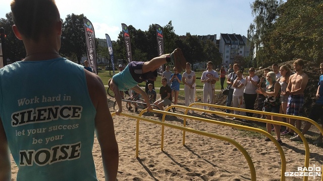 Polacy próbują pobić rekord świata, Szczecin przybywa na pomoc. Chodzi o akcję World Pull Up Day, w której miłośnicy sportu, zarówno amatorzy jak i profesjonaliści podciągają się na drążkach. Fot. Michał Król [Radio Szczecin] Szczecinianie podciągali się na drążkach [ZDJĘCIA]