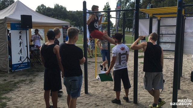 Polacy próbują pobić rekord świata, Szczecin przybywa na pomoc. Chodzi o akcję World Pull Up Day, w której miłośnicy sportu, zarówno amatorzy jak i profesjonaliści podciągają się na drążkach. Fot. Michał Król [Radio Szczecin] Szczecinianie podciągali się na drążkach [ZDJĘCIA]