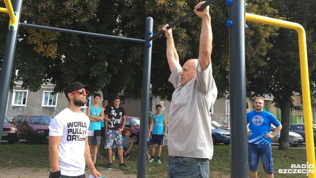 Polacy próbują pobić rekord świata, Szczecin przybywa na pomoc. Chodzi o akcję World Pull Up Day, w której miłośnicy sportu, zarówno amatorzy jak i profesjonaliści podciągają się na drążkach. Fot. Michał Król [Radio Szczecin] Szczecinianie podciągali się na drążkach [ZDJĘCIA]
