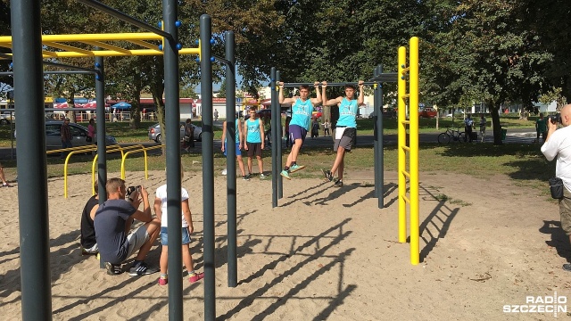 Polacy próbują pobić rekord świata, Szczecin przybywa na pomoc. Chodzi o akcję World Pull Up Day, w której miłośnicy sportu, zarówno amatorzy jak i profesjonaliści podciągają się na drążkach. Fot. Michał Król [Radio Szczecin] Szczecinianie podciągali się na drążkach [ZDJĘCIA]