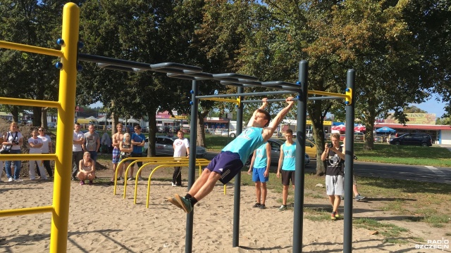 Polacy próbują pobić rekord świata, Szczecin przybywa na pomoc. Chodzi o akcję World Pull Up Day, w której miłośnicy sportu, zarówno amatorzy jak i profesjonaliści podciągają się na drążkach. Fot. Michał Król [Radio Szczecin] Szczecinianie podciągali się na drążkach [ZDJĘCIA]