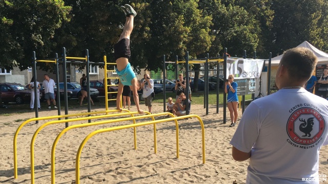 Polacy próbują pobić rekord świata, Szczecin przybywa na pomoc. Chodzi o akcję World Pull Up Day, w której miłośnicy sportu, zarówno amatorzy jak i profesjonaliści podciągają się na drążkach. Fot. Michał Król [Radio Szczecin] Szczecinianie podciągali się na drążkach [ZDJĘCIA]
