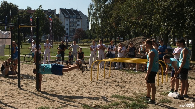 Polacy próbują pobić rekord świata, Szczecin przybywa na pomoc. Chodzi o akcję World Pull Up Day, w której miłośnicy sportu, zarówno amatorzy jak i profesjonaliści podciągają się na drążkach. Fot. Michał Król [Radio Szczecin] Szczecinianie podciągali się na drążkach [ZDJĘCIA]