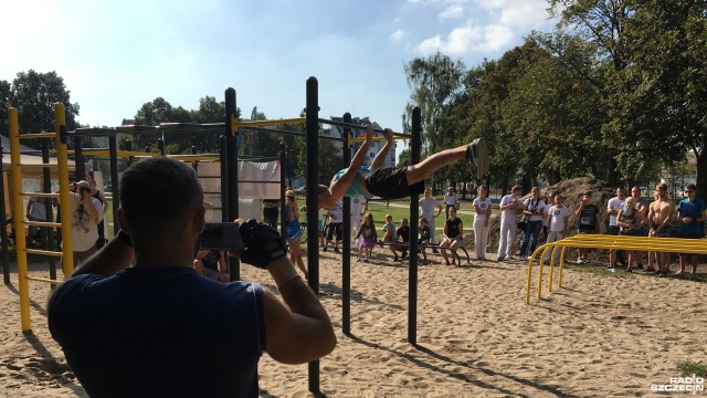 Polacy próbują pobić rekord świata, Szczecin przybywa na pomoc. Chodzi o akcję World Pull Up Day, w której miłośnicy sportu, zarówno amatorzy jak i profesjonaliści podciągają się na drążkach. Fot. Michał Król [Radio Szczecin] Szczecinianie podciągali się na drążkach [ZDJĘCIA]