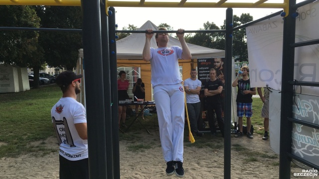 Polacy próbują pobić rekord świata, Szczecin przybywa na pomoc. Chodzi o akcję World Pull Up Day, w której miłośnicy sportu, zarówno amatorzy jak i profesjonaliści podciągają się na drążkach. Fot. Michał Król [Radio Szczecin] Szczecinianie podciągali się na drążkach [ZDJĘCIA]