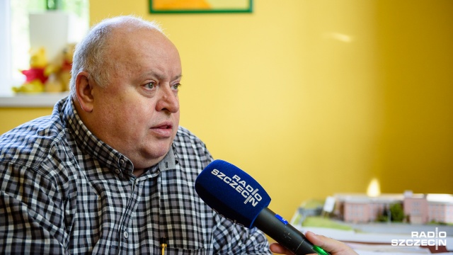 Kilka dni temu budynek został zalany - mówi dyrektor Sławomir Osiński. Fot. Konrad Nowak [Radio Szczecin] Zalana podstawówka w Szczecinie czeka na remont [ZDJĘCIA]