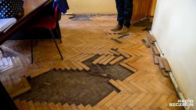 Nowa posadzka, zbijanie tynków, malowanie i wymiana części instalacji elektrycznej - taki niespodziewany remont czeka wkrótce szczecińską Szkołę Podstawową nr 47. Fot. Konrad Nowak [Radio Szczecin] Zalana podstawówka w Szczecinie czeka na remont [ZDJĘCIA]