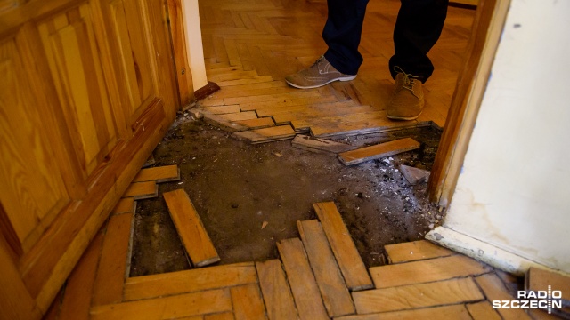 Nowa posadzka, zbijanie tynków, malowanie i wymiana części instalacji elektrycznej - taki niespodziewany remont czeka wkrótce szczecińską Szkołę Podstawową nr 47. Fot. Konrad Nowak [Radio Szczecin] Zalana podstawówka w Szczecinie czeka na remont [ZDJĘCIA]