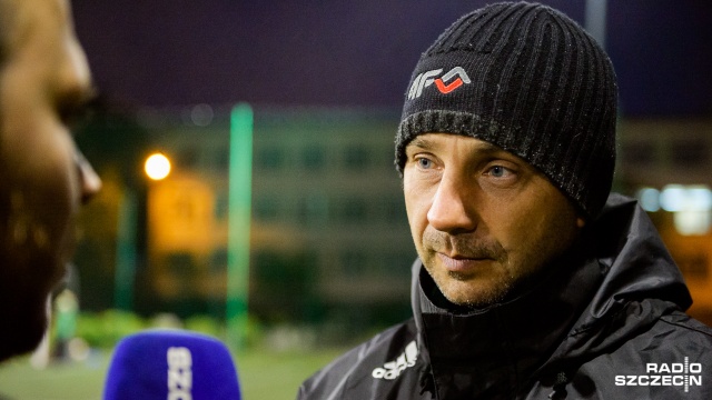 Trener drużyny Maciej Pawlik rozpoczyna ustalanie wyjściowego składu 0d 63-letniego bramkarza. Fot. Konrad Nowak [Radio Szczecin] Ma 63 lata i właśnie rozpoczął kolejny sezon piłkarski [ZDJĘCIA]