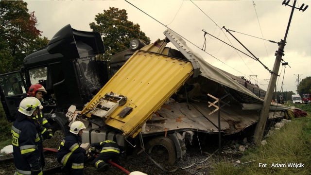 Tir zderzył się z pociągiem na niestrzeżonym przejeździe kolejowym w Daszewie obok Karlina. Fot. Adam Wójcik Ciężarówka zderzyła się z pociągiem. Cztery osoby ranne [ZDJĘCIA]