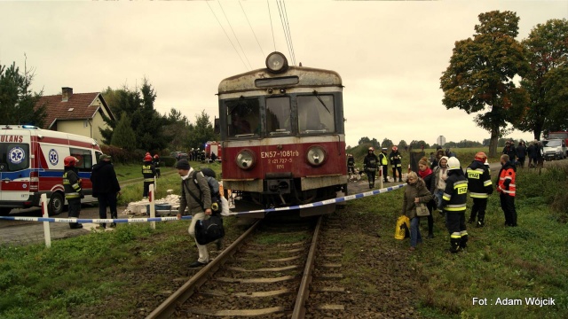 Tir zderzył się z pociągiem na niestrzeżonym przejeździe kolejowym w Daszewie obok Karlina. Fot. Adam Wójcik Ciężarówka zderzyła się z pociągiem. Cztery osoby ranne [ZDJĘCIA]