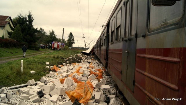 Tir zderzył się z pociągiem na niestrzeżonym przejeździe kolejowym w Daszewie obok Karlina. Fot. Adam Wójcik Ciężarówka zderzyła się z pociągiem. Cztery osoby ranne [ZDJĘCIA]