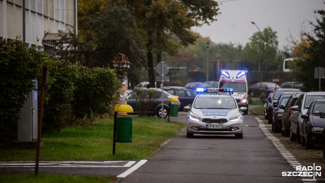 Ćwiczenia służb w Zespole Szkół im. Ignacego Łukasiewicza w Policach. Fot. Konrad Nowak [Radio Szczecin] Napastnik z maczetą w szkole... Spokojnie, to ćwiczenia [WIDEO, ZDJĘCIA]