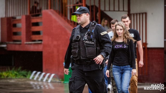 Ćwiczenia służb w Zespole Szkół im. Ignacego Łukasiewicza w Policach. Fot. Konrad Nowak [Radio Szczecin] Napastnik z maczetą w szkole... Spokojnie, to ćwiczenia [WIDEO, ZDJĘCIA]