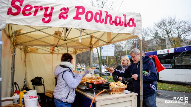 Stoisko gastronomiczne przy głównej bramie Cmentarza Centralnego w Szczecinie. Fot. Konrad Nowak [Radio Szczecin] Handel przy szczecińskich cmentarzach [WIDEO, ZDJĘCIA]