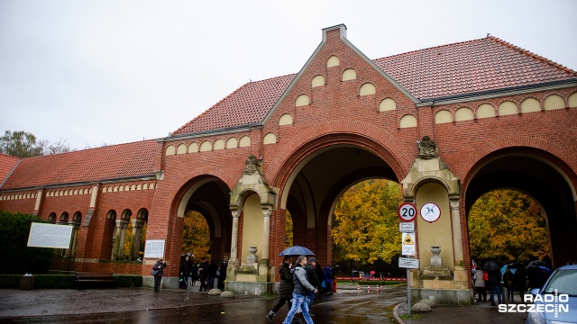 Szczecinianie i przyjezdni na szczecińskim Cmentarzu Centralnym. Fot. Konrad Nowak [Radio Szczecin] Tłumy mieszkańców i przyjezdnych na szczecińskim cmentarzu [ZDJĘCIA]