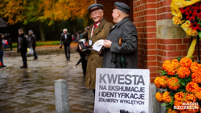 Wolontariusze prawie 10 fundacji i stowarzyszeń kwestują od rana na Cmentarzu Centralnym w Szczecinie. Fot. Konrad Nowak [Radio Szczecin] Wolontariusze kwestują. "Tym ludziom należy się oddanie hołdu" [WIDEO, ZDJĘCIA]