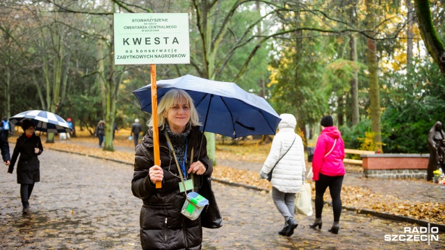 Wolontariusze prawie 10 fundacji i stowarzyszeń kwestują od rana na Cmentarzu Centralnym w Szczecinie. Fot. Konrad Nowak [Radio Szczecin] Wolontariusze kwestują. "Tym ludziom należy się oddanie hołdu" [WIDEO, ZDJĘCIA]