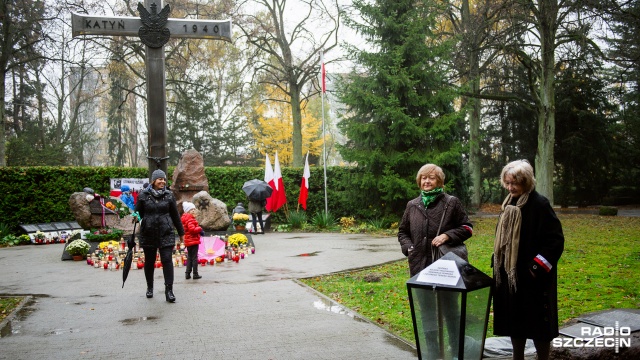 Wolontariusze prawie 10 fundacji i stowarzyszeń kwestują od rana na Cmentarzu Centralnym w Szczecinie. Fot. Konrad Nowak [Radio Szczecin] Wolontariusze kwestują. "Tym ludziom należy się oddanie hołdu" [WIDEO, ZDJĘCIA]