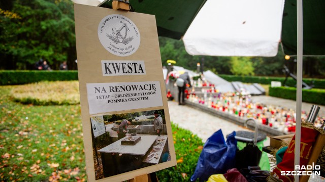 Wolontariusze prawie 10 fundacji i stowarzyszeń kwestują od rana na Cmentarzu Centralnym w Szczecinie. Fot. Konrad Nowak [Radio Szczecin] Wolontariusze kwestują. "Tym ludziom należy się oddanie hołdu" [WIDEO, ZDJĘCIA]