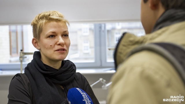 Fot. Weronika Łyczywek [Radio Szczecin] Kreacje z chusteczek i folii powstają w Akademii Sztuki [WIDEO, ZDJĘCIA]