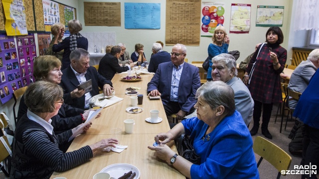 70-lecie istnienia świętuje szczeciński "Pobożniak", czyli Liceum Ogólnokształcące nr 2. Urodziny obchodzi hucznie - na zjazd absolwentów przyjechało w piątek blisko tysiąc osób. Fot. Weronika Łyczywek [Radio Szczecin] Wieczór wspomnień w "Pobożniaku". To już 70 lat [WIDEO, ZDJĘCIA]