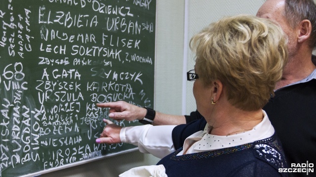 70-lecie istnienia świętuje szczeciński "Pobożniak", czyli Liceum Ogólnokształcące nr 2. Urodziny obchodzi hucznie - na zjazd absolwentów przyjechało w piątek blisko tysiąc osób. Fot. Weronika Łyczywek [Radio Szczecin] Wieczór wspomnień w "Pobożniaku". To już 70 lat [WIDEO, ZDJĘCIA]