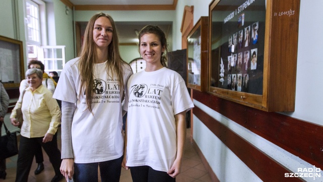 70-lecie istnienia świętuje szczeciński "Pobożniak", czyli Liceum Ogólnokształcące nr 2. Urodziny obchodzi hucznie - na zjazd absolwentów przyjechało w piątek blisko tysiąc osób. Fot. Weronika Łyczywek [Radio Szczecin] Wieczór wspomnień w "Pobożniaku". To już 70 lat [WIDEO, ZDJĘCIA]