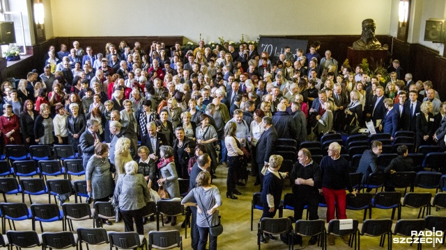 70-lecie istnienia świętuje szczeciński "Pobożniak", czyli Liceum Ogólnokształcące nr 2. Urodziny obchodzi hucznie - na zjazd absolwentów przyjechało w piątek blisko tysiąc osób. Fot. Weronika Łyczywek [Radio Szczecin] Wieczór wspomnień w "Pobożniaku". To już 70 lat [WIDEO, ZDJĘCIA]