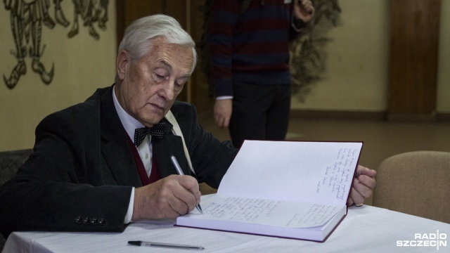 70-lecie istnienia świętuje szczeciński "Pobożniak", czyli Liceum Ogólnokształcące nr 2. Urodziny obchodzi hucznie - na zjazd absolwentów przyjechało w piątek blisko tysiąc osób. Fot. Weronika Łyczywek [Radio Szczecin] Wieczór wspomnień w "Pobożniaku". To już 70 lat [WIDEO, ZDJĘCIA]