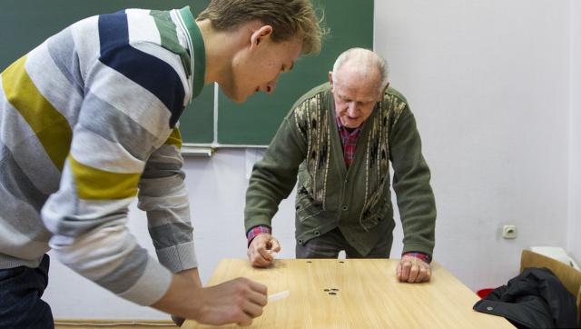 70-lecie istnienia świętuje szczeciński "Pobożniak", czyli Liceum Ogólnokształcące nr 2. Urodziny obchodzi hucznie - na zjazd absolwentów przyjechało w piątek blisko tysiąc osób. Fot. Weronika Łyczywek [Radio Szczecin] Wieczór wspomnień w "Pobożniaku". To już 70 lat [WIDEO, ZDJĘCIA]