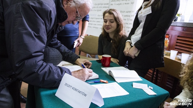 70-lecie istnienia świętuje szczeciński "Pobożniak", czyli Liceum Ogólnokształcące nr 2. Urodziny obchodzi hucznie - na zjazd absolwentów przyjechało w piątek blisko tysiąc osób. Fot. Weronika Łyczywek [Radio Szczecin] Wieczór wspomnień w "Pobożniaku". To już 70 lat [WIDEO, ZDJĘCIA]